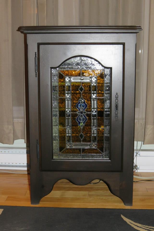 Wine cabinet with stained glass door